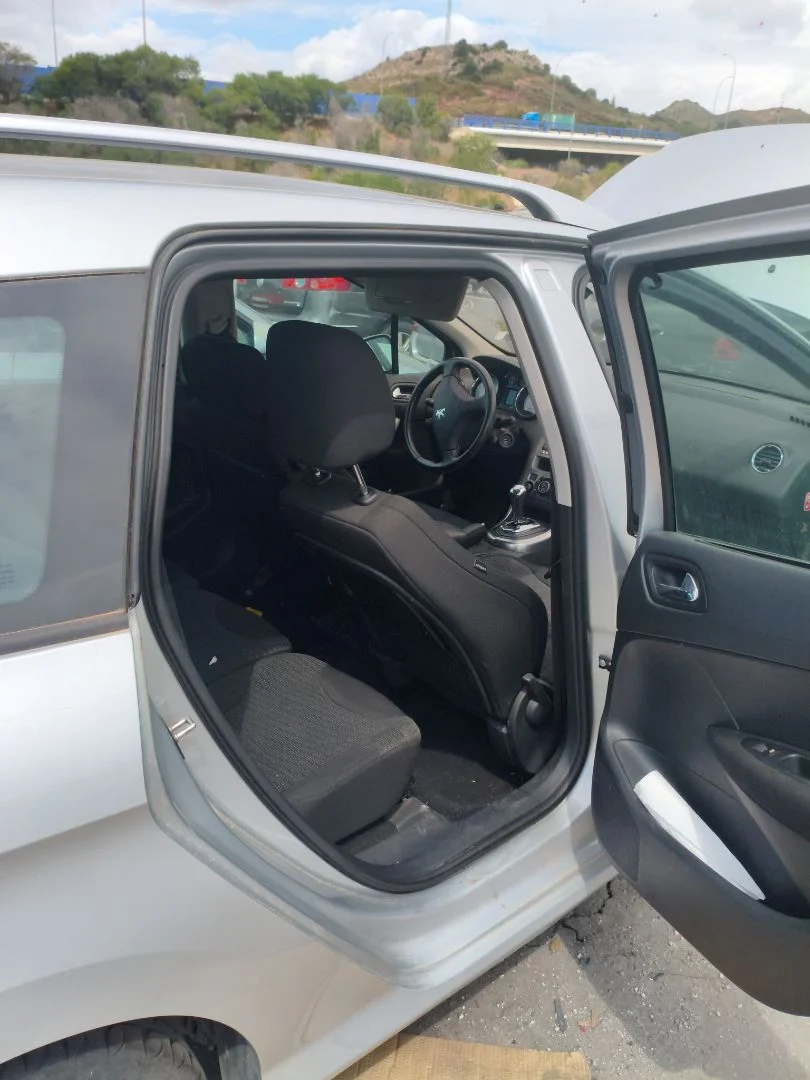 Foto de GOMAS CONTORNO PUERTA PEUGEOT 308 SW 2.0 16V HDi FAP CAT (RHR / DW10BTED4) (136 CV / 100 KW)
