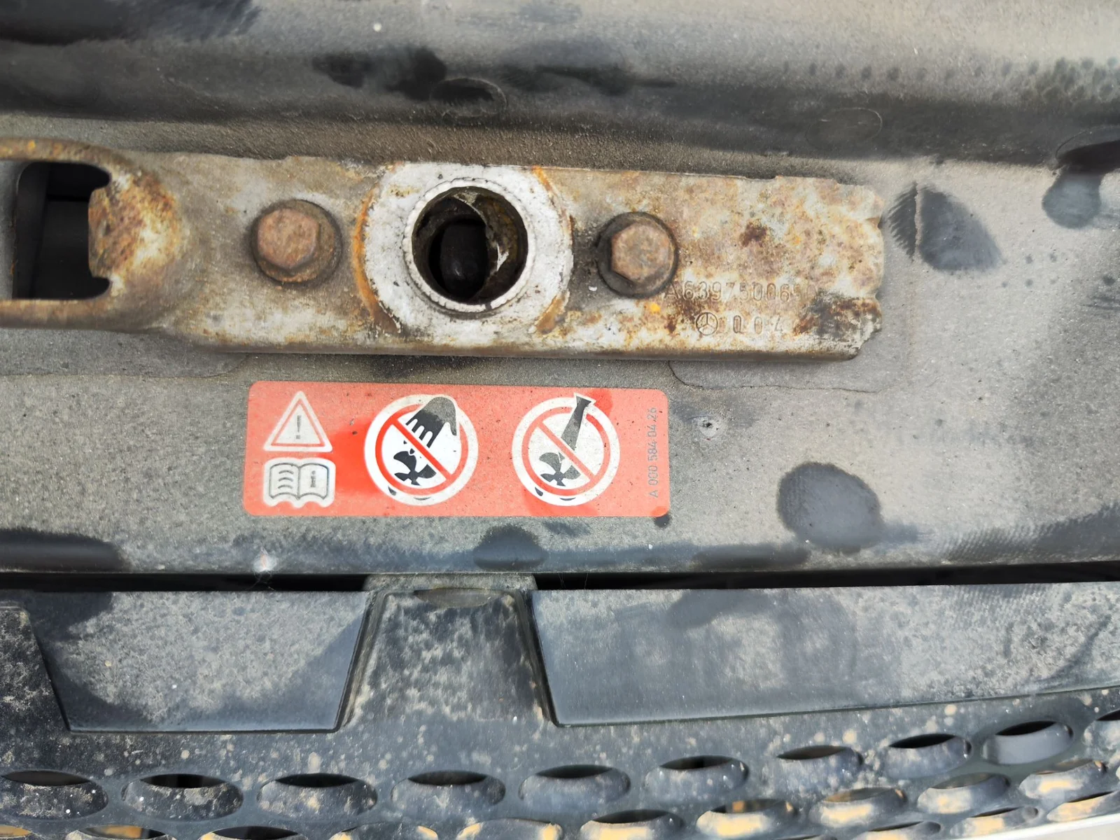 Foto de CERRADURA CAPO MERCEDES-BENZ VITO FURGÓN (639) 2.1 CDI CAT (109 CV / 80 KW) referencia A6397500650