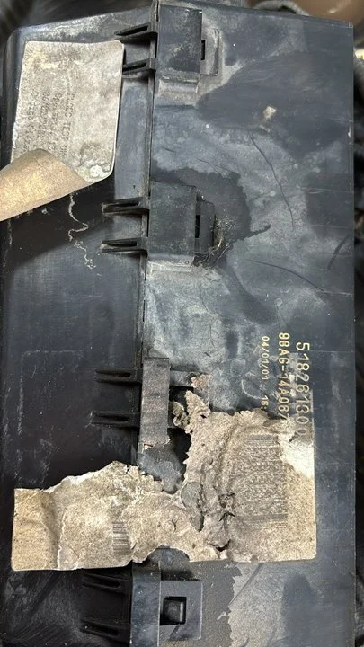 Foto de CAJA RELES / FUSIBLES FORD FOCUS BERLINA (CAK) referencia 518261300