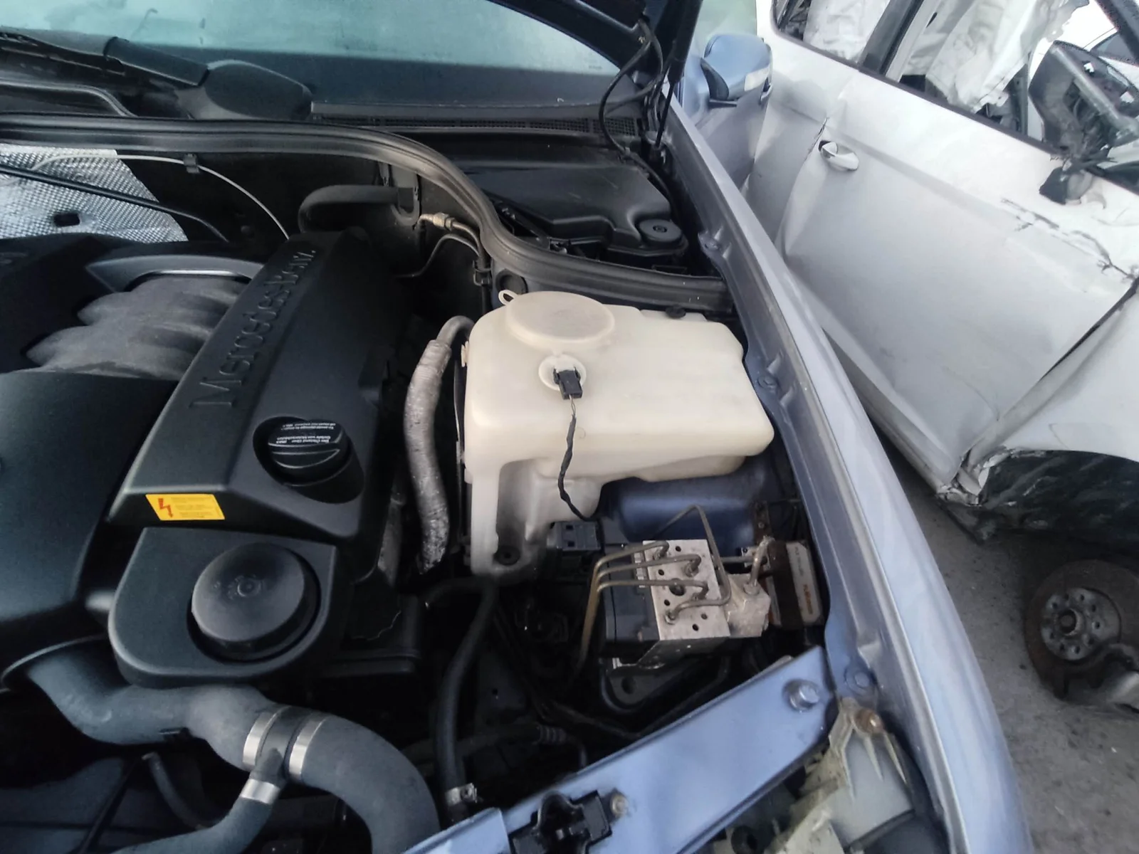 Foto de DEPOSITO LIMPIA MERCEDES-BENZ CLK (BM 208) CABRIO 3.2 V6 18V CAT (218 CV / 160 KW) referencia A2088690120