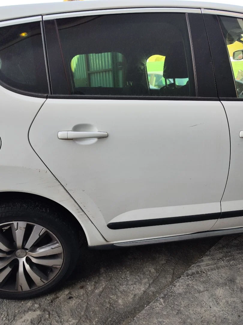 Foto de PUERTA TRASERA DERECHA PEUGEOT 3008 1.6 Blue-HDI FAP (120 CV / 88 KW)