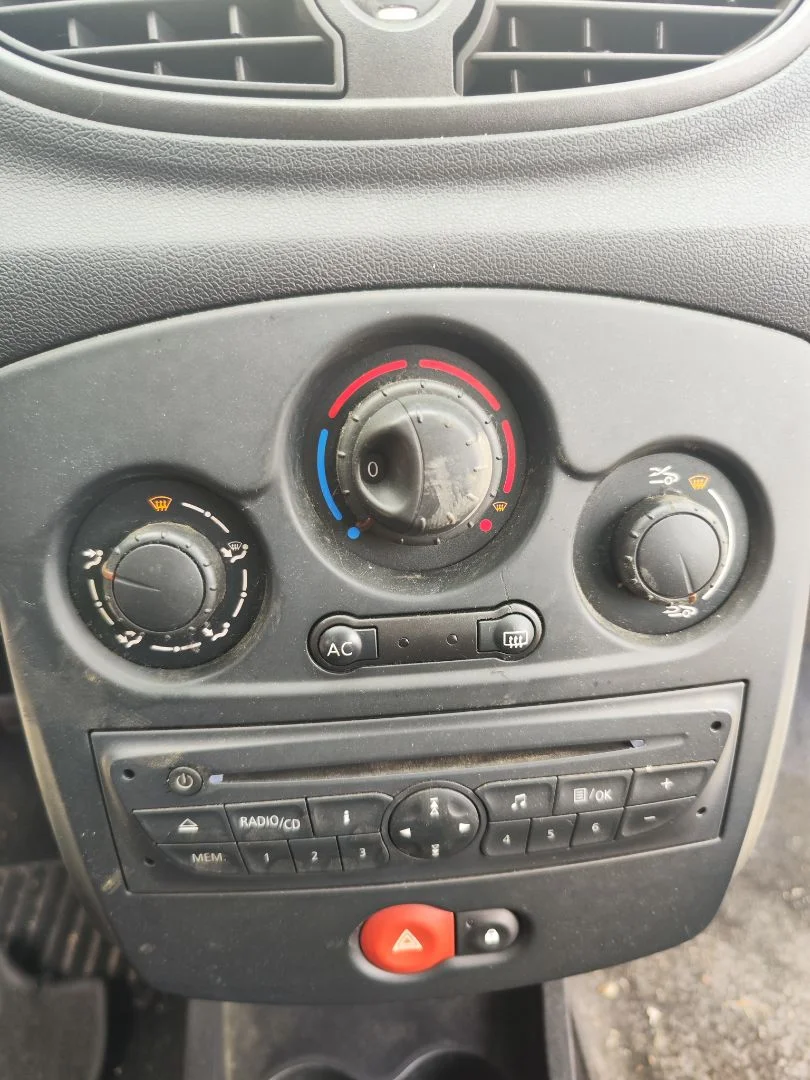 Foto de MANDO CALEFACCION / AIRE ACONDICIONADO RENAULT CLIO III 1.2 16V (75 CV / 55 KW)