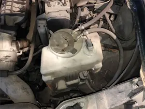 Foto de DEPOSITO LIMPIA MERCEDES-BENZ CLASE E (BM 210) BERLINA