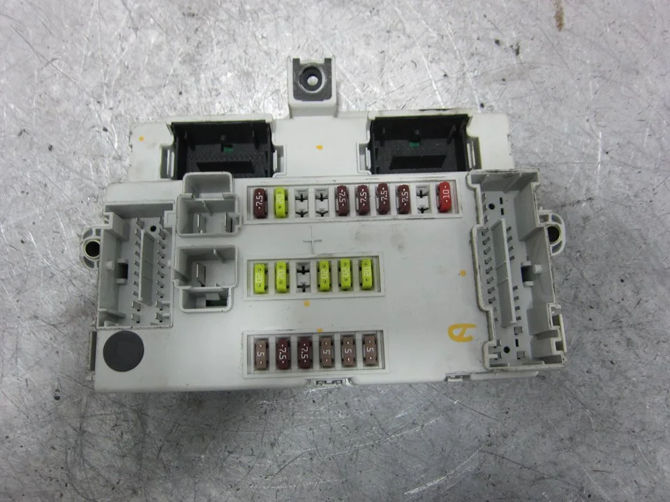 Foto de CAJA RELES / FUSIBLES FIAT 500L (330) 1.3 16V JTD CAT (84 CV / 62 KW) referencia 52054908
