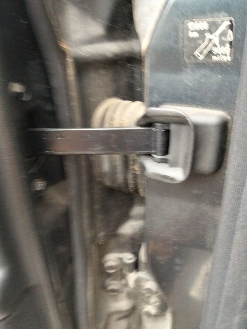 Foto de RETENEDOR PUERTA MERCEDES-BENZ CLASE E (BM 210) BERLINA 3.0 Diesel CAT (136 CV / 100 KW) referencia A2107200116