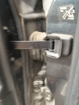 Foto de RETENEDOR PUERTA MERCEDES-BENZ CLASE E (BM 210) BERLINA 3.0 Diesel CAT (136 CV / 100 KW) referencia A2107200116