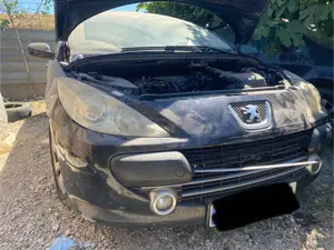 Foto de PARAGOLPES DELANTERO PEUGEOT 307 CC CABRIO-COUPÉ (S2) 2.0 16V HDi FAP CAT (RHR / DW10BTED4) (136 CV / 100 KW) foto 2