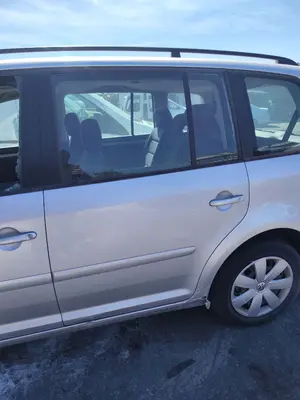 Foto de PUERTA TRASERA IZQUIERDA VOLKSWAGEN TOURAN (1T1) 1.9 TDI (105 CV / 77 KW)