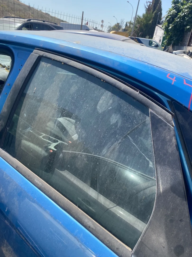 Foto de LUNA TRASERA IZQUIERDA FORD FOCUS BERLINA (CB4) 1.6 TDCi CAT (109 CV / 80 KW) referencia 1317985