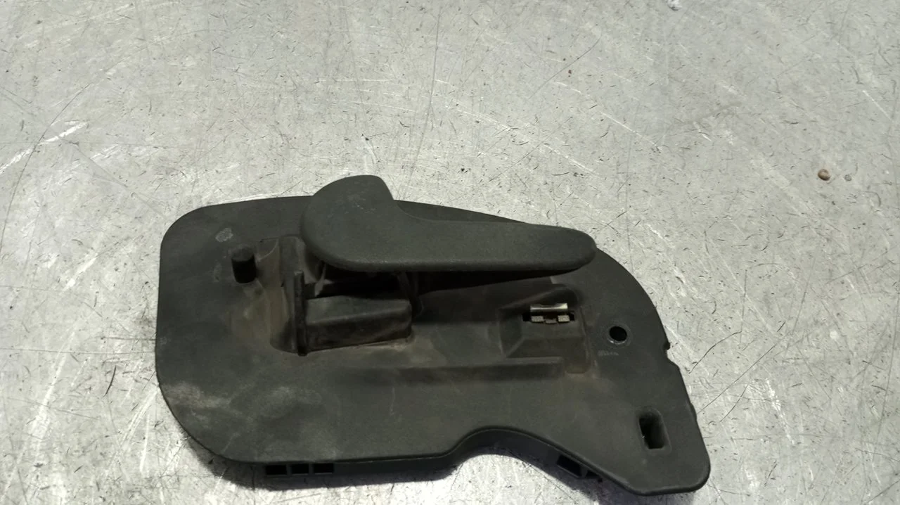 Foto de MANETA INTERIOR DELANTERA IZQUIERDA OPEL COMBO (CORSA C) 1.3 16V CDTI CAT (Z 13 DT / LN9) (69 CV / 51 KW) referencia 13104263
