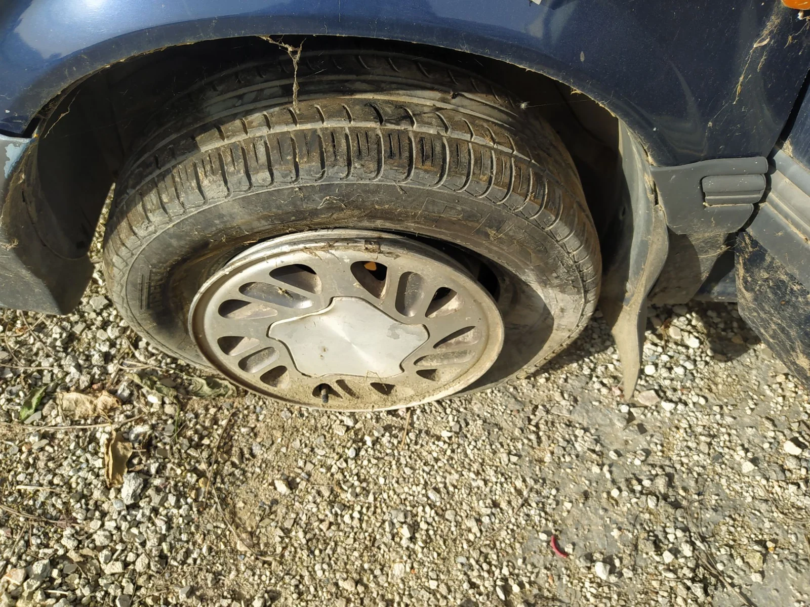 Foto de PASO RUEDA DELANTERO IZQUIERDO CHRYSLER VOYAGER GS 2.5 Turbodiesel (116 CV / 85 KW)