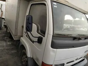 Foto de PUERTA DELANTERA DERECHA NISSAN CABSTAR E 3.0 Diesel (120 CV / 88 KW)