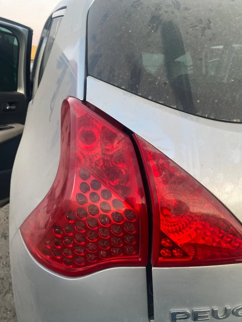Foto de PILOTO TRASERO IZQUIERDO PEUGEOT 3008 1.6 16V (120 CV / 88 KW)