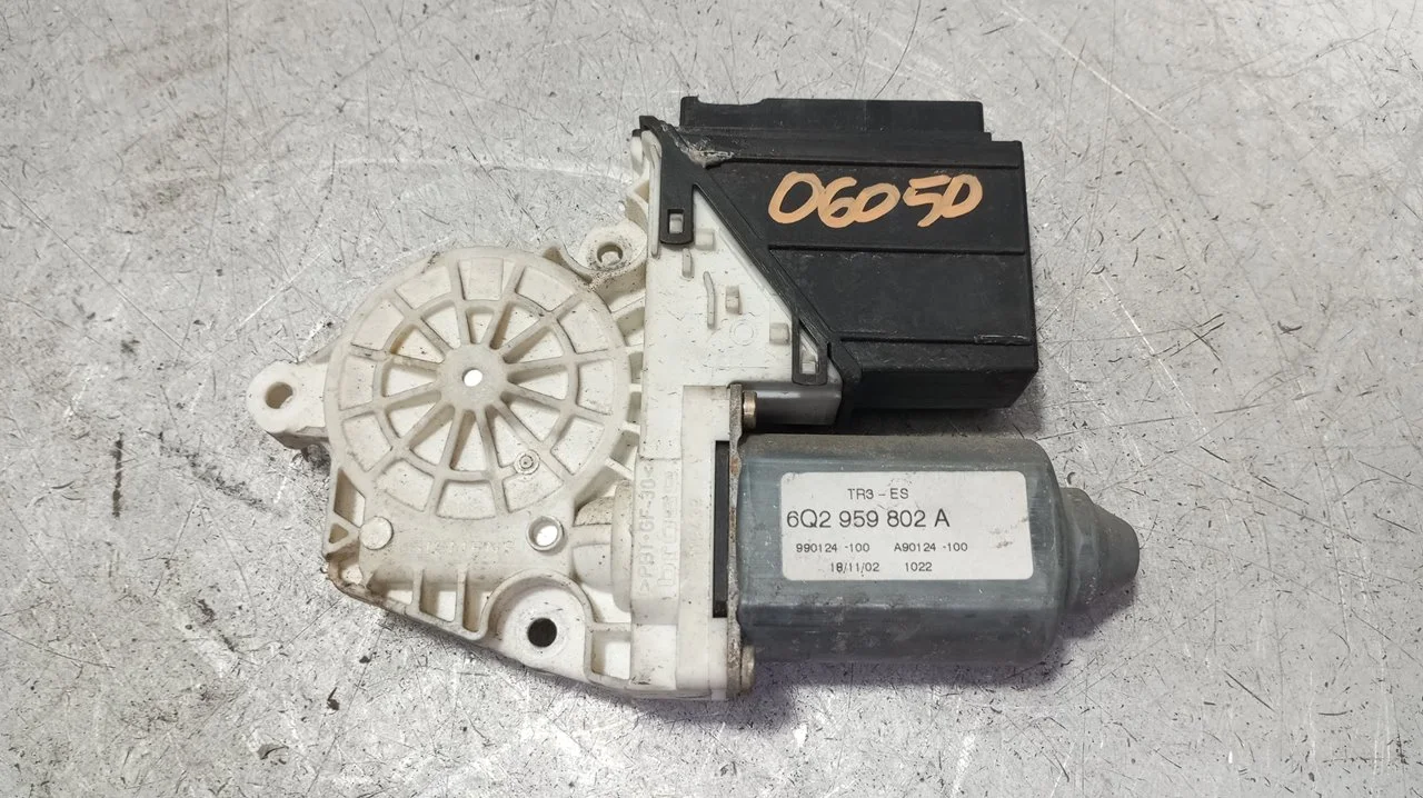 Foto de MOTOR ELEVALUNAS DELANTERO IZQUIERDO SEAT CORDOBA BERLINA (6L2) 1.4 16V (101 CV / 74 KW) referencia 6Q2959802A