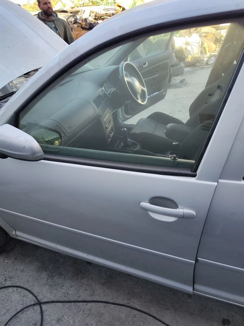 Foto de LUNA DELANTERA IZQUIERDA VOLKSWAGEN GOLF IV BERLINA (1J1)(10.1997) 1.9 TDI (131 CV / 96 KW)