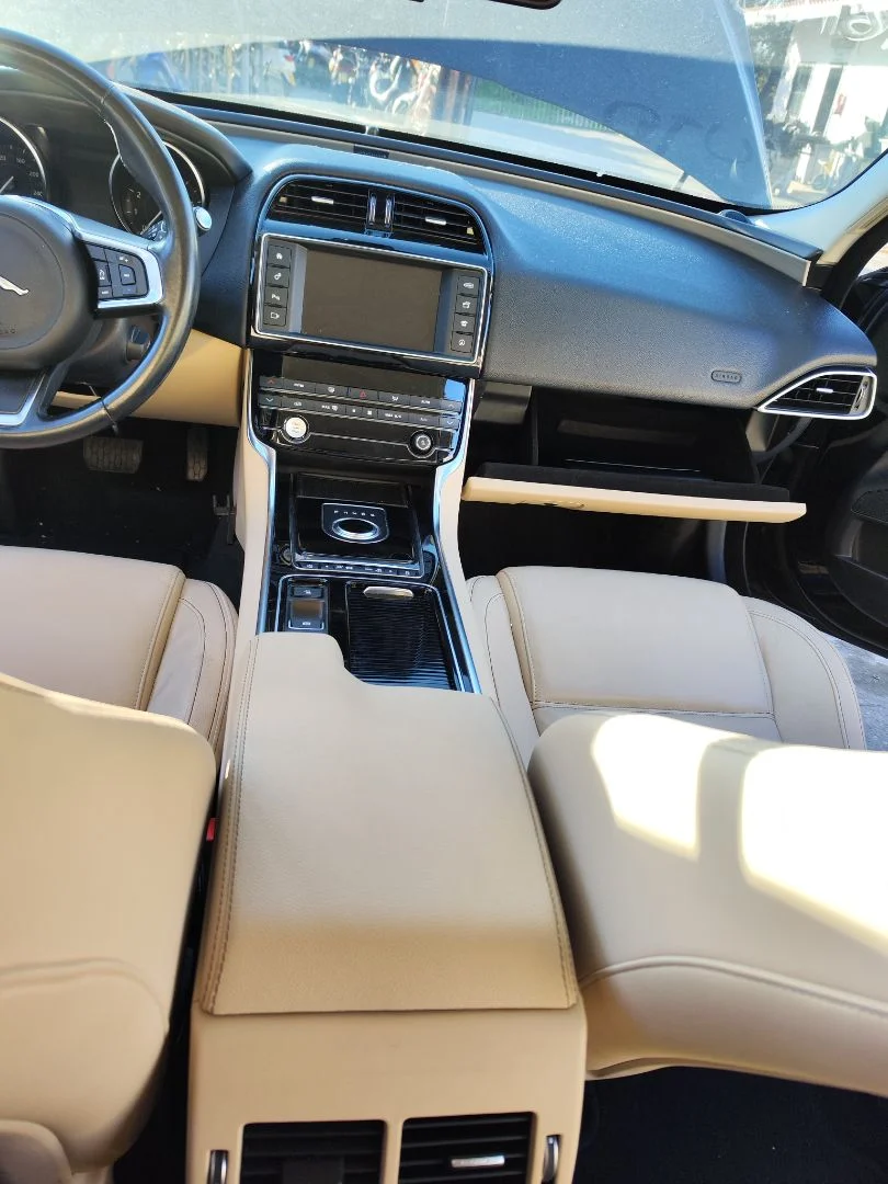 Foto de CONSOLA CENTRAL JAGUAR XE 2.0 Turbo CAT (200 CV / 147 KW) referencia 9X237E453BD