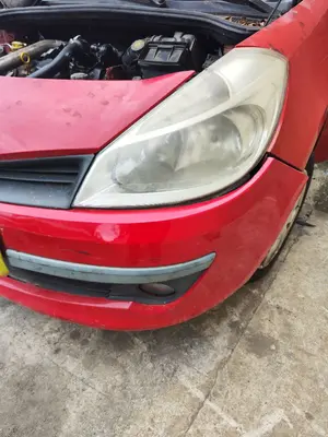 Foto de FARO IZQUIERDO RENAULT CLIO III 1.5 dCi Diesel CAT (86 CV / 63 KW)