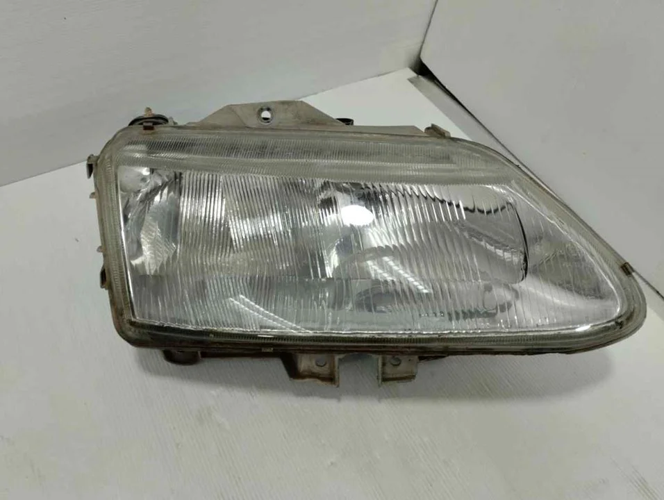 Foto de FARO DERECHO RENAULT ESPACE /GRAND ESPACE (JE0) 2.0 Ltr. - 83.5 kW CAT (114 CV / 84 KW) referencia 0492705