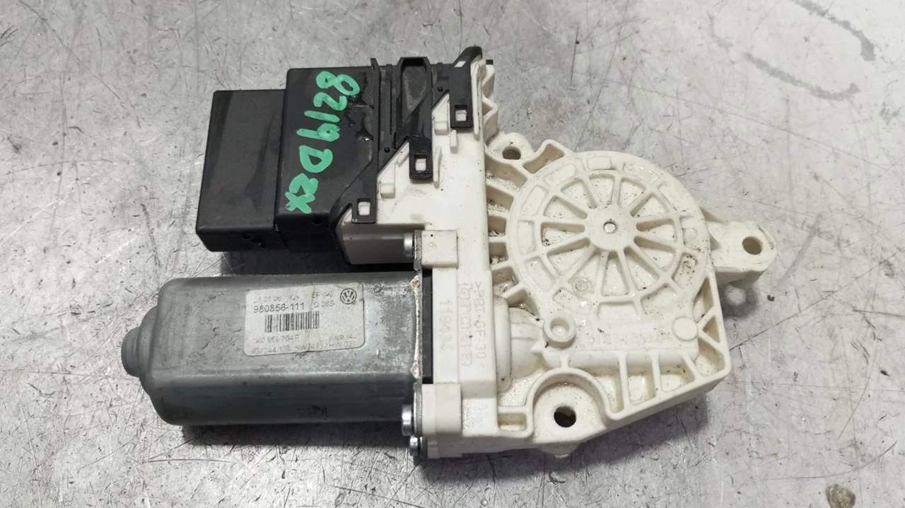 Foto de MOTOR ELEVALUNAS TRASERO DERECHO VOLKSWAGEN PASSAT BERLINA (3C2) 2.0 TDI (140 CV / 103 KW) referencia 1K0959704F