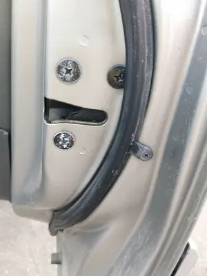 Foto de CERRADURA PUERTA DELANTERA DERECHA KIA SEPHIA II
