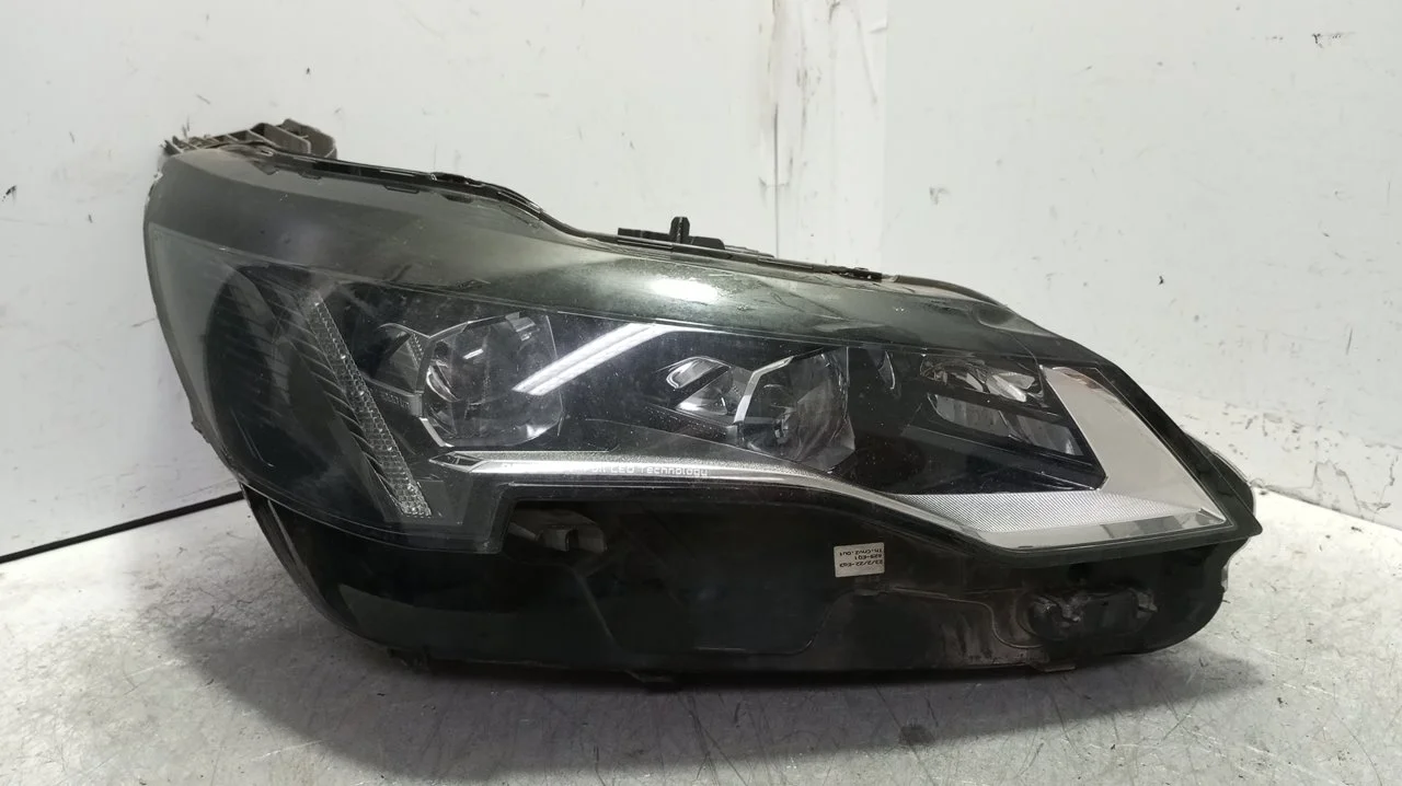 Foto de FARO DERECHO PEUGEOT 3008 1.5 Blue-HDI FAP (131 CV / 96 KW) referencia 9836230580