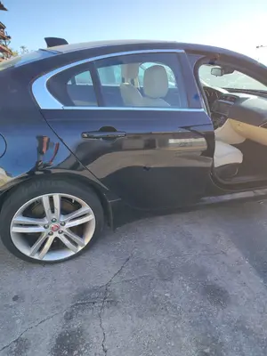 Foto de PUERTA TRASERA DERECHA JAGUAR XE 2.0  Turbo CAT (200 CV / 147 KW)