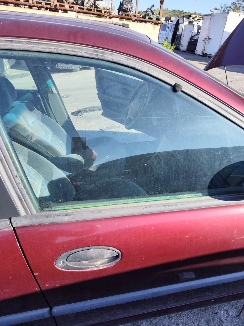 Foto de LUNA DELANTERA DERECHA RENAULT LAGUNA (B56) 2.0 (113 CV / 83 KW)