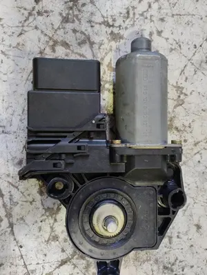 Foto de MOTOR ELEVALUNAS DELANTERO IZQUIERDO VOLKSWAGEN GOLF IV BERLINA (1J1)(10.1997) 1.6 (101 CV / 74 KW) referencia 130821765 foto 2