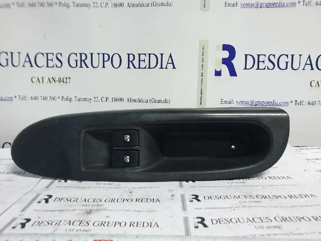 Foto de MANDO ELEVALUNAS DELANTERO IZQUIERDO RENAULT CLIO II FASE II (B/CB0) referencia 8200084003