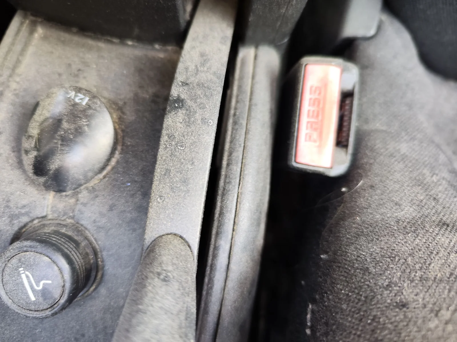 Foto de ENGANCHE CINTURON DELANTERO IZQUIERDO CITROEN C4 BERLINA 1.6 16V HDi (90 CV / 66 KW)