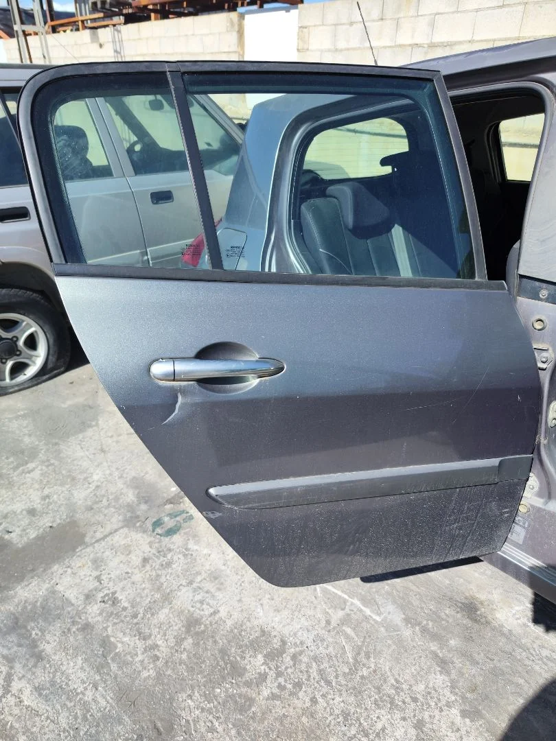 Foto de PUERTA TRASERA DERECHA RENAULT MEGANE II BERLINA 5P 1.5 dCi Diesel (101 CV / 74 KW) referencia 7751473734