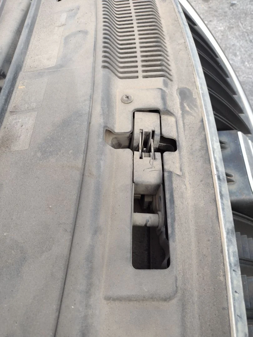 Foto de CERRADURA CAPO SEAT ALHAMBRA (710) 2.0 TDI (140 CV / 103 KW) referencia 7N1823509B