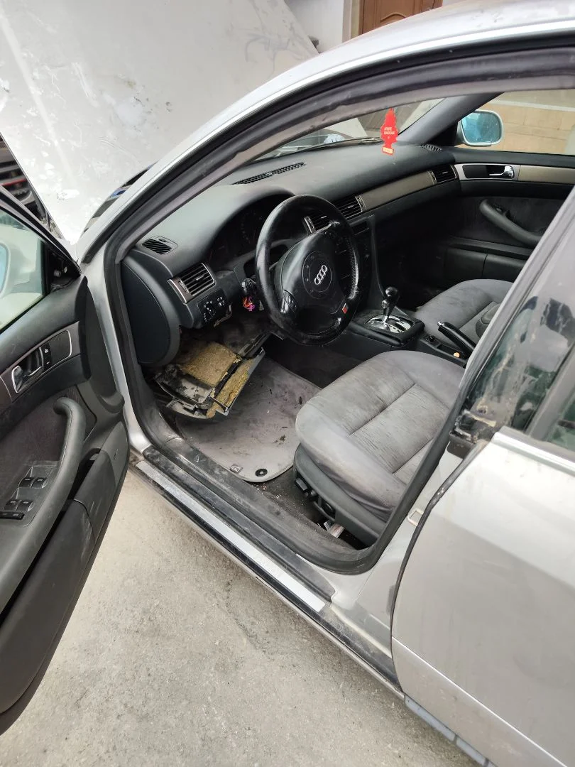 Foto de GOMAS CONTORNO PUERTA AUDI A6 BERLINA (4B2) 2.5 V6 24V TDI (150 CV / 110 KW)
