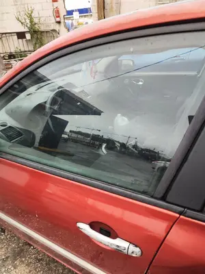 Foto de LUNA DELANTERA IZQUIERDA RENAULT MEGANE II BERLINA 5P 1.5 dCi Diesel (106 CV / 78 KW)