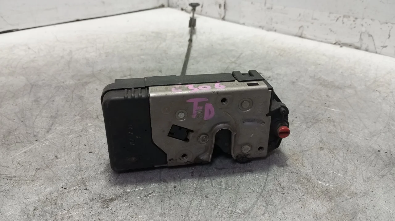 Foto de CERRADURA PUERTA TRASERA DERECHA OPEL CORSA C 1.2 16V CAT (Z 12 XE / LW4) (75 CV / 55 KW) referencia 24414139