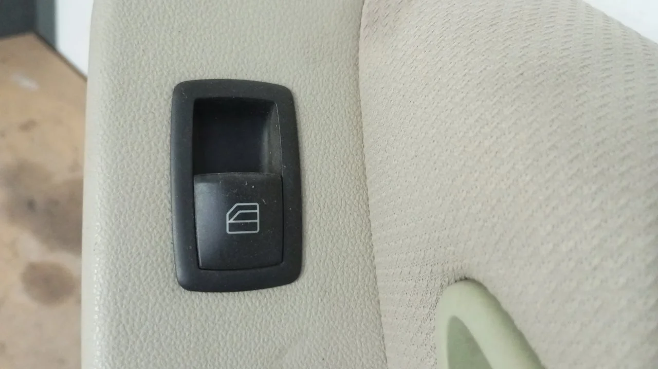 Foto de MANDO ELEVALUNAS DELANTERO DERECHO MERCEDES-BENZ CLASE A (BM 169) 1.5 CAT (95 CV / 70 KW) referencia A1698205210