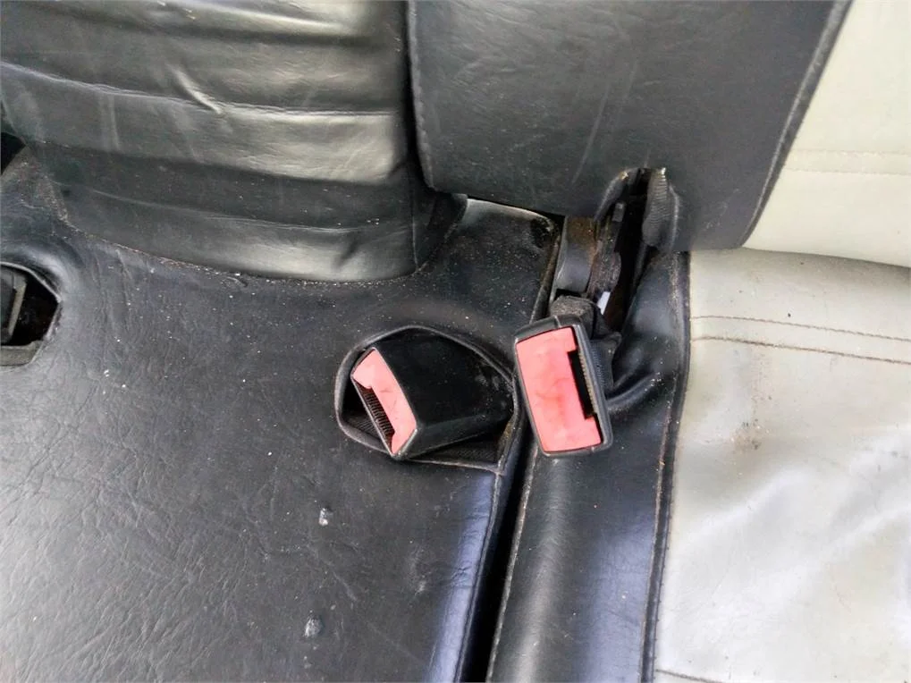 Foto de ENGANCHE CINTURON TRASERO CENTRAL OPEL MERIVA 1.7 16V CDTI (101 CV / 74 KW)