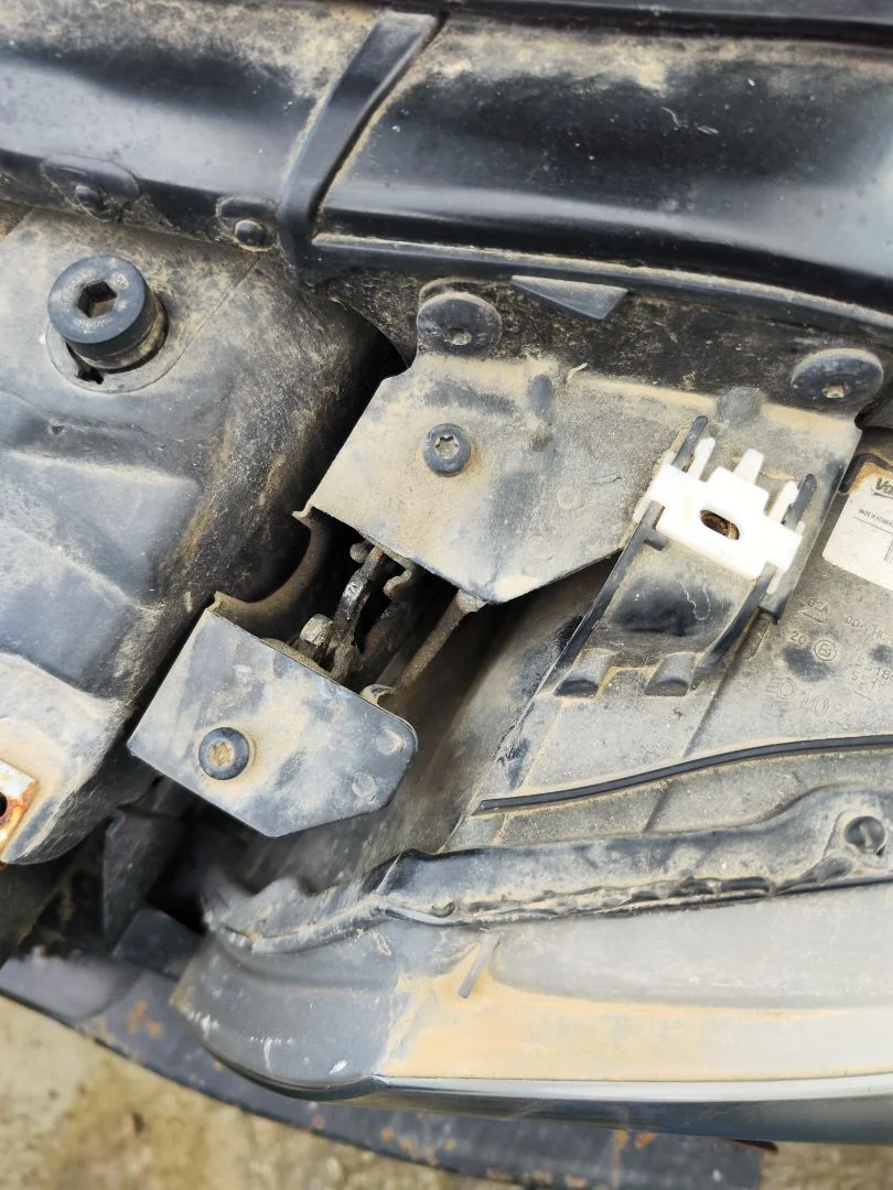 Foto de CERRADURA CAPO BMW SERIE 3 BERLINA (E90) 2.0 Turbodiesel CAT (143 CV / 105 KW)