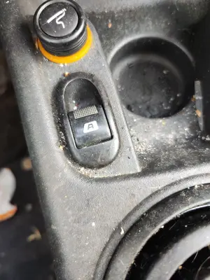 Foto de MANDO ELEVALUNAS DELANTERO IZQUIERDO CITROEN C3 1.4  (73 CV / 54 KW)