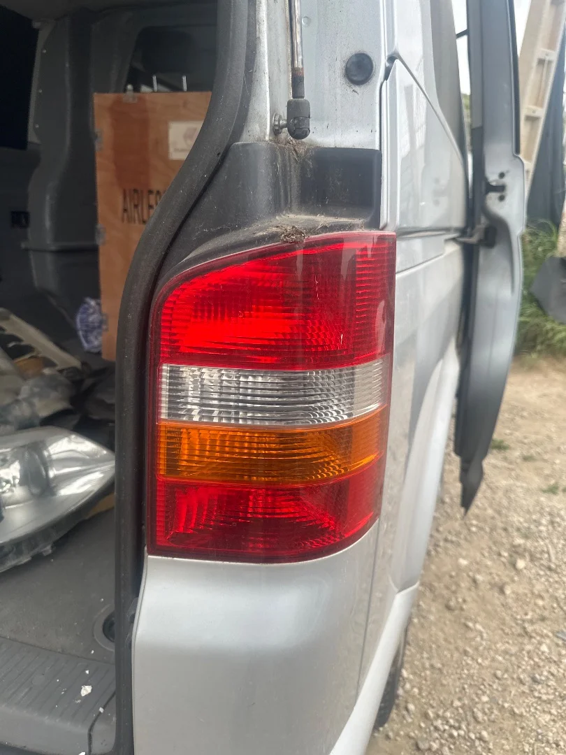 Foto de PILOTO TRASERO DERECHO VOLKSWAGEN T5 TRANSPORTER BUS (7H) 2.5 TDI (131 CV / 96 KW)