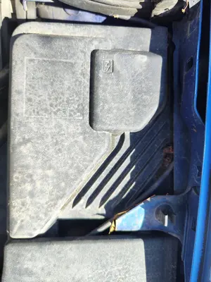 Foto de CAJA RELES / FUSIBLES RENAULT MEGANE II BERLINA 5P 1.5 dCi Diesel (101 CV / 74 KW)