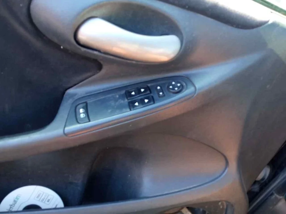 Foto de MANDO ELEVALUNAS DELANTERO IZQUIERDO FIAT STILO (192) 1.9 JTD CAT (116 CV / 85 KW) referencia B569