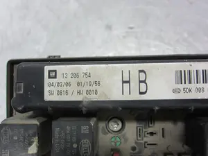 Foto de CAJA RELES / FUSIBLES OPEL ASTRA H GTC 1.9 CDTI (120 CV / 88 KW) referencia 13206754 foto 4