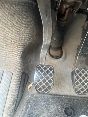 Foto de PEDAL EMBRAGUE VOLKSWAGEN T5 TRANSPORTER BUS (7H) 2.5 TDI (131 CV / 96 KW)