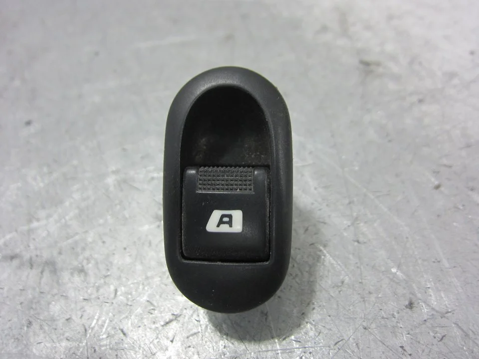 Foto de MANDO ELEVALUNAS DELANTERO IZQUIERDO CITROEN C3 1.4 HDi (68 CV / 50 KW) referencia 96401469XT
