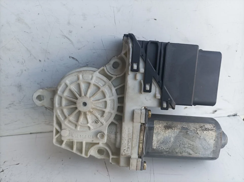 Foto de MOTOR ELEVALUNAS TRASERO IZQUIERDO SEAT LEON (1M1) 1.9 TDI (110 CV / 81 KW) referencia 9776101439203