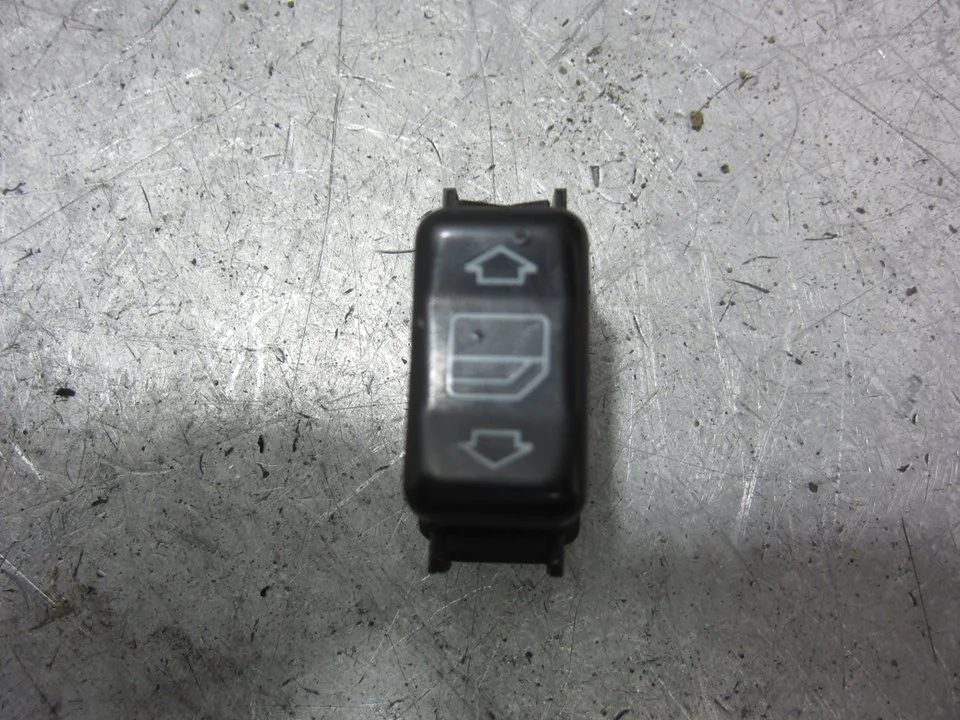 Foto de MANDO ELEVALUNAS TRASERO DERECHO MERCEDES-BENZ CLASE 124 (BM 124) BERLINA 3.0 CAT (180 CV / 132 KW) referencia 1248208910KZ