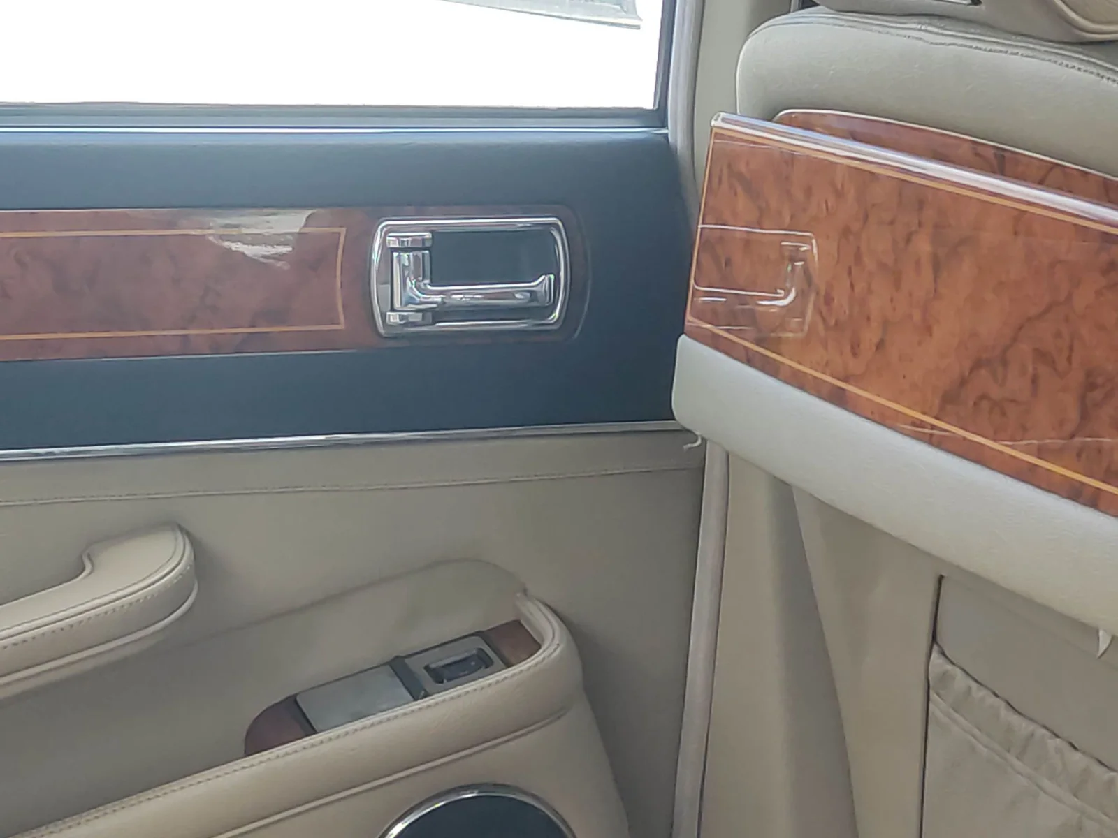 Foto de MANETA INTERIOR TRASERA IZQUIERDA JAGUAR XJ 4.0 CAT (222 CV / 163 KW)