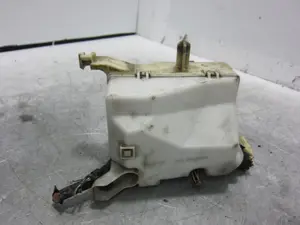 Foto de CAJA RELES / FUSIBLES TOYOTA YARIS (NCP1/NLP1/SCP1) 1.4 Turbodiesel CAT (75 CV / 55 KW) foto 4