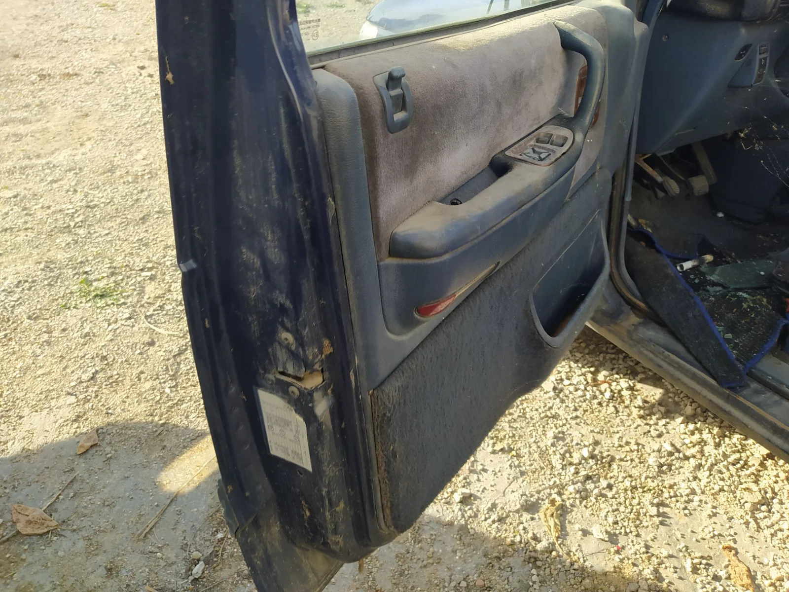 Foto de CERRADURA PUERTA DELANTERA IZQUIERDA CHRYSLER VOYAGER GS 2.5 Turbodiesel (116 CV / 85 KW)